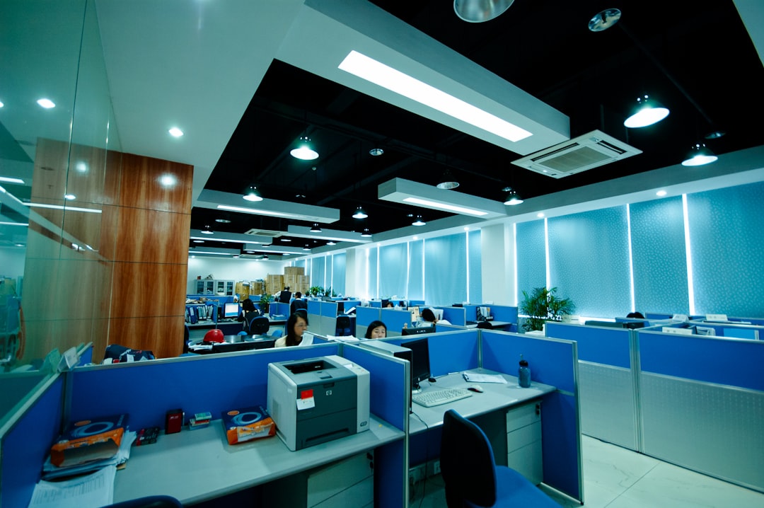 Tabel perbandingan struktur regulator HK Pools vs SGP Pools