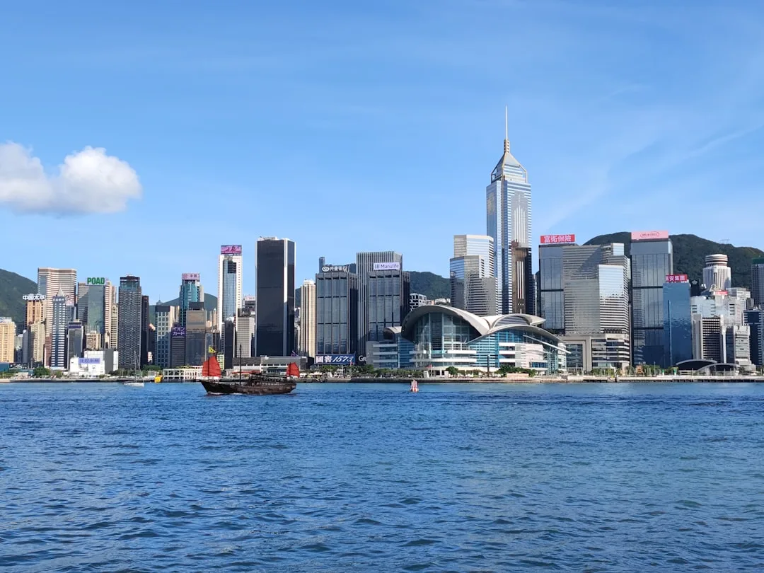 HKJC sebagai benchmark lottery Asia - Hongkong Victoria Harbour boat dengan skyline