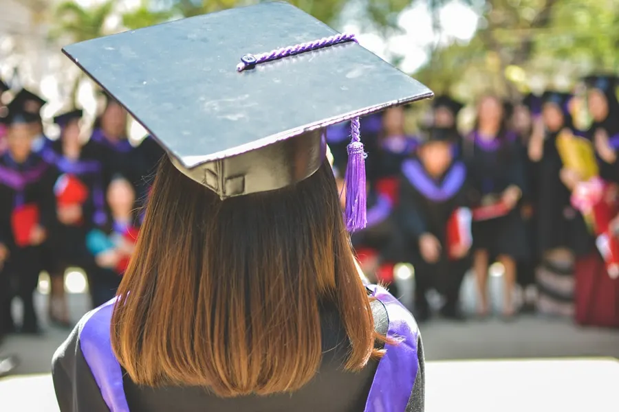 Ilustrasi mimpi ijazah — woman wearing academic cap and dress selective focus photography