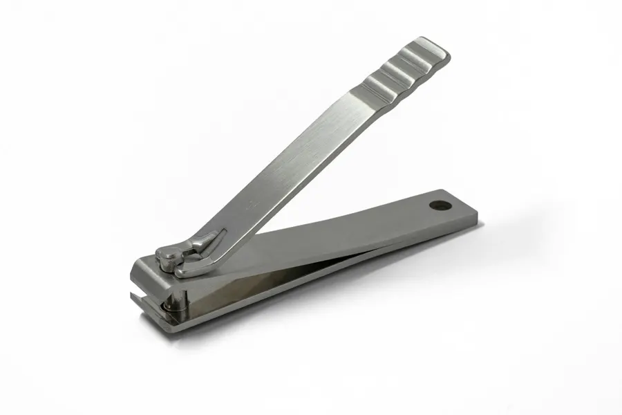 Ilustrasi mimpi potong kuku — gray nail clipper