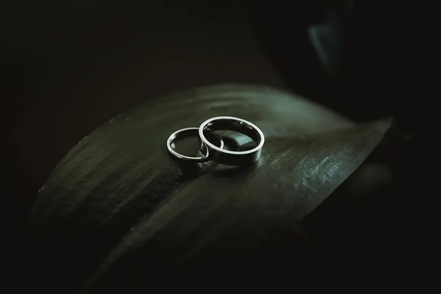 Ilustrasi mimpi suami menikah lagi — silver-colored rings