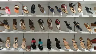 Ilustrasi mimpi sandal — erek-erek 2D 02